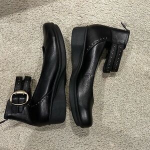 Black Flats with Polished Finish and Minimalist Design